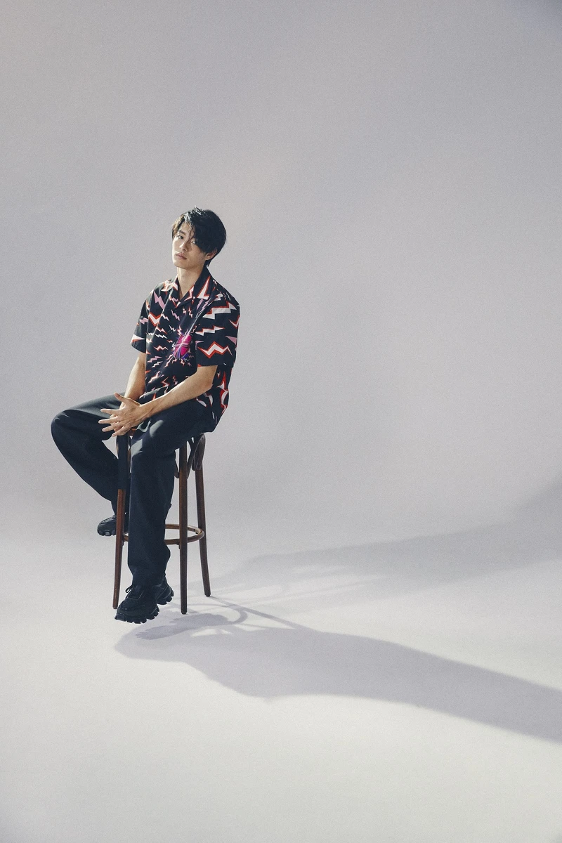 塗鴉印花短袖襯衫、墨綠色繫帶球鞋,both by Prada;寬版繫帶長褲,Loewe。 塗鴉印花短袖襯衫、墨綠色繫帶球鞋,both by Prada;寬版繫帶長褲,Loewe。