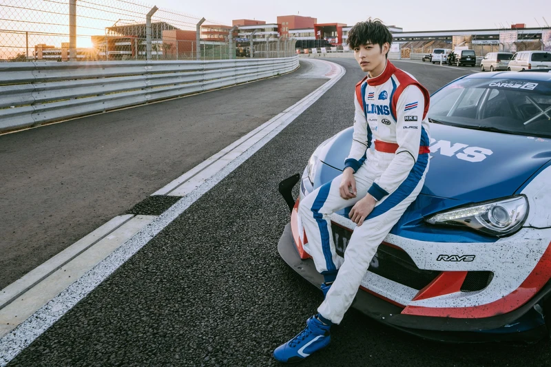 曹曹身著賽車服,化身《叱吒風雲》中的杜傑克。手。 曹曹身著賽車服,化身《叱吒風雲》中的杜傑克。手。