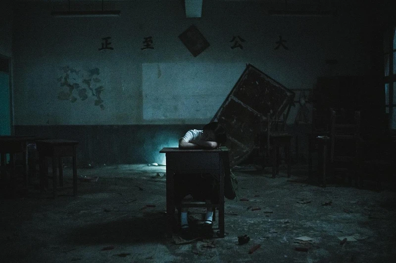 《返校》劇照。方芮欣在空無一人的教室中醒來。 《返校》劇照。方芮欣在空無一人的教室中醒來。