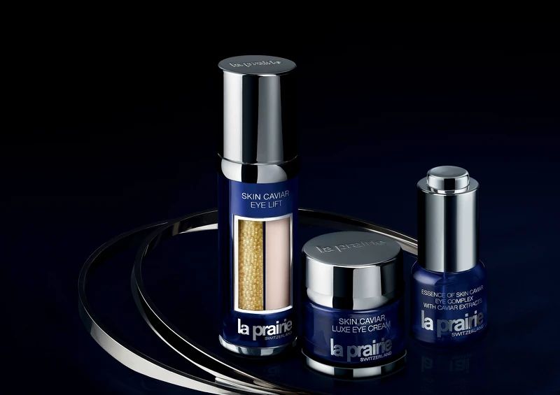 (由左至右)La Prairie 黃鑽魚子緊俏美眼精華20ml / NT16,850、La Prairie 魚子美眼霜20ml / NT13,300、La Prairie 魚子美顏眼露15ml / NT6,000。 (由左至右)La Prairie 黃鑽魚子緊俏美眼精華20ml / NT16,850、La Prairie 魚子美眼霜20ml / NT13,300、La Prairie 魚子美顏眼露15ml / NT6,000。