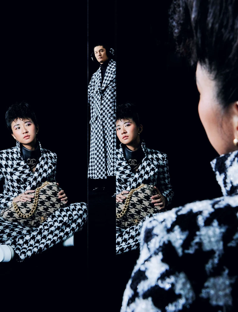 1. (9M88)千鳥格斜紋軟呢外套、斜紋軟呢長褲、白色厚底鞋、皮質領巾、千鳥格鍊帶包、金質 Coco Crush 戒指多只,all by Chanel。(Leo王)千鳥格斜紋軟呢大衣、雙C Logo 耳罩both by Chanel;黑色高領針織衣、黑色長褲、皮靴,all by Balenciaga。 1. (9M88)千鳥格斜紋軟呢外套、斜紋軟呢長褲、白色厚底鞋、皮質領巾、千鳥格鍊帶包、金質 Coco Crush 戒指多只,all by Chanel。(Leo王)千鳥格斜紋軟呢大衣、雙C Logo 耳罩both by Chanel;黑色高領針織衣、黑色長褲、皮靴,all by Balenciaga。