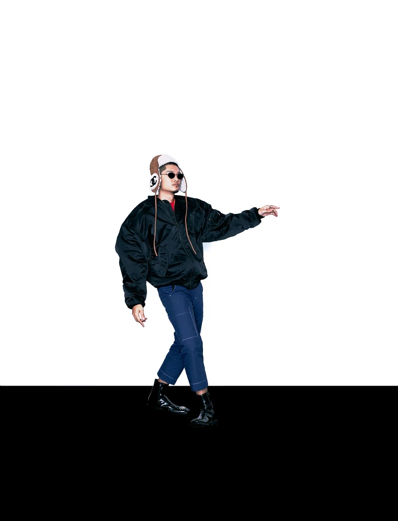 4. 雙C Logo 飛行帽、金屬墨鏡,both by Chanel;紅色 T-shirt、寬肩飛行夾克、黑色皮靴,all by Balenciaga;藍色休閒褲,3.1 Phillip Lim。 4. 雙C Logo 飛行帽、金屬墨鏡,both by Chanel;紅色 T-shirt、寬肩飛行夾克、黑色皮靴,all by Balenciaga;藍色休閒褲,3.1 Phillip Lim。