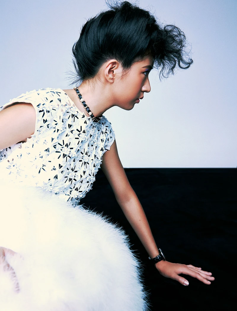 2. 羽飾洋裝、黑色厚底短靴、皮穿鍊腰帶、皮穿鍊頸鍊、皮穿鍊寬版手鐲、黑色高科技精密陶瓷 J12 腕錶,all by Chanel。 2. 羽飾洋裝、黑色厚底短靴、皮穿鍊腰帶、皮穿鍊頸鍊、皮穿鍊寬版手鐲、黑色高科技精密陶瓷 J12 腕錶,all by Chanel。