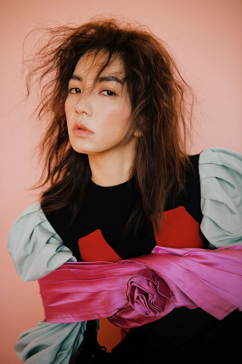 黑綠雙色拼接長洋裝，Tory Burch；蝴蝶結飾三色拼接洋裝，Prada。