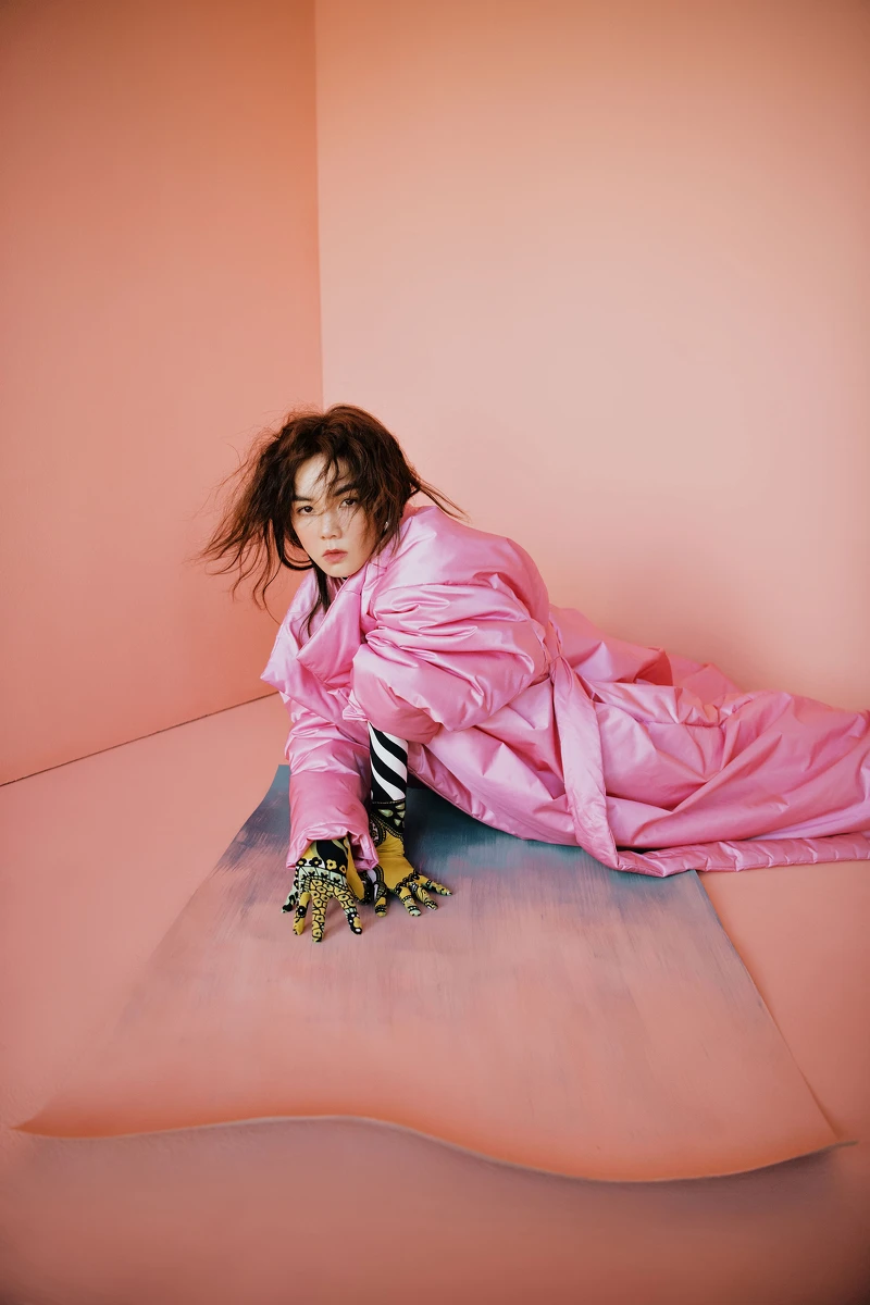 印花連身衣，Moncler Genius by Richard Quinn；粉色鋪絨大衣，Balenciaga。