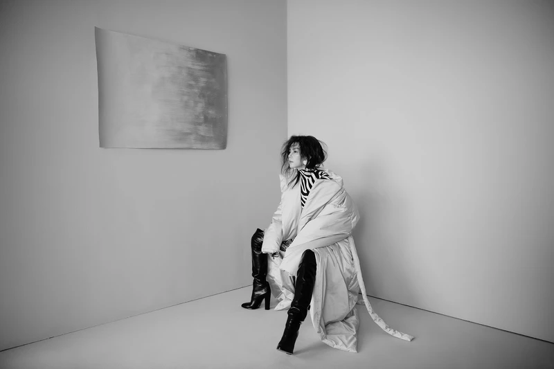 印花連身衣，Moncler Genius by Richard Quinn；粉色鋪絨大衣，Balenciaga；皮革粗高跟長靴，CELINE。