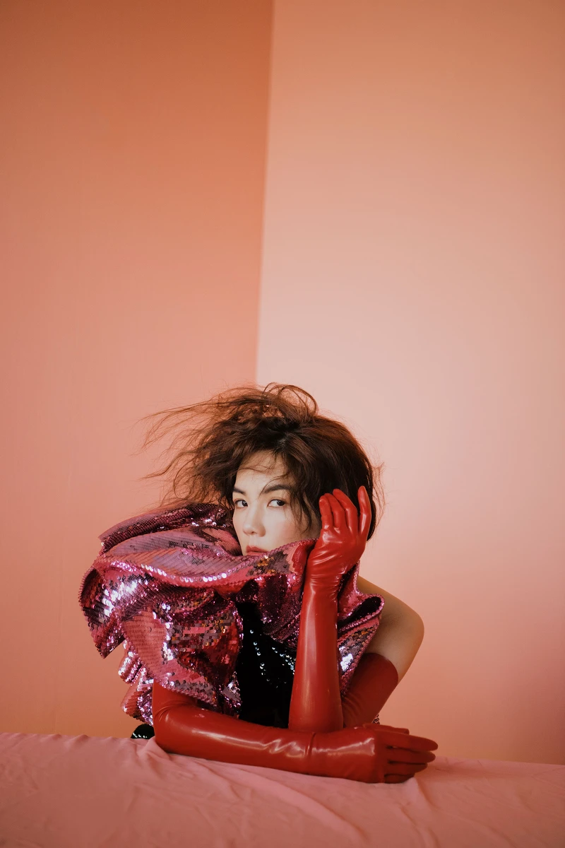 不對稱剪裁亮片洋裝，Saint Laurent @ Yoox；紅色手套為私人提供。