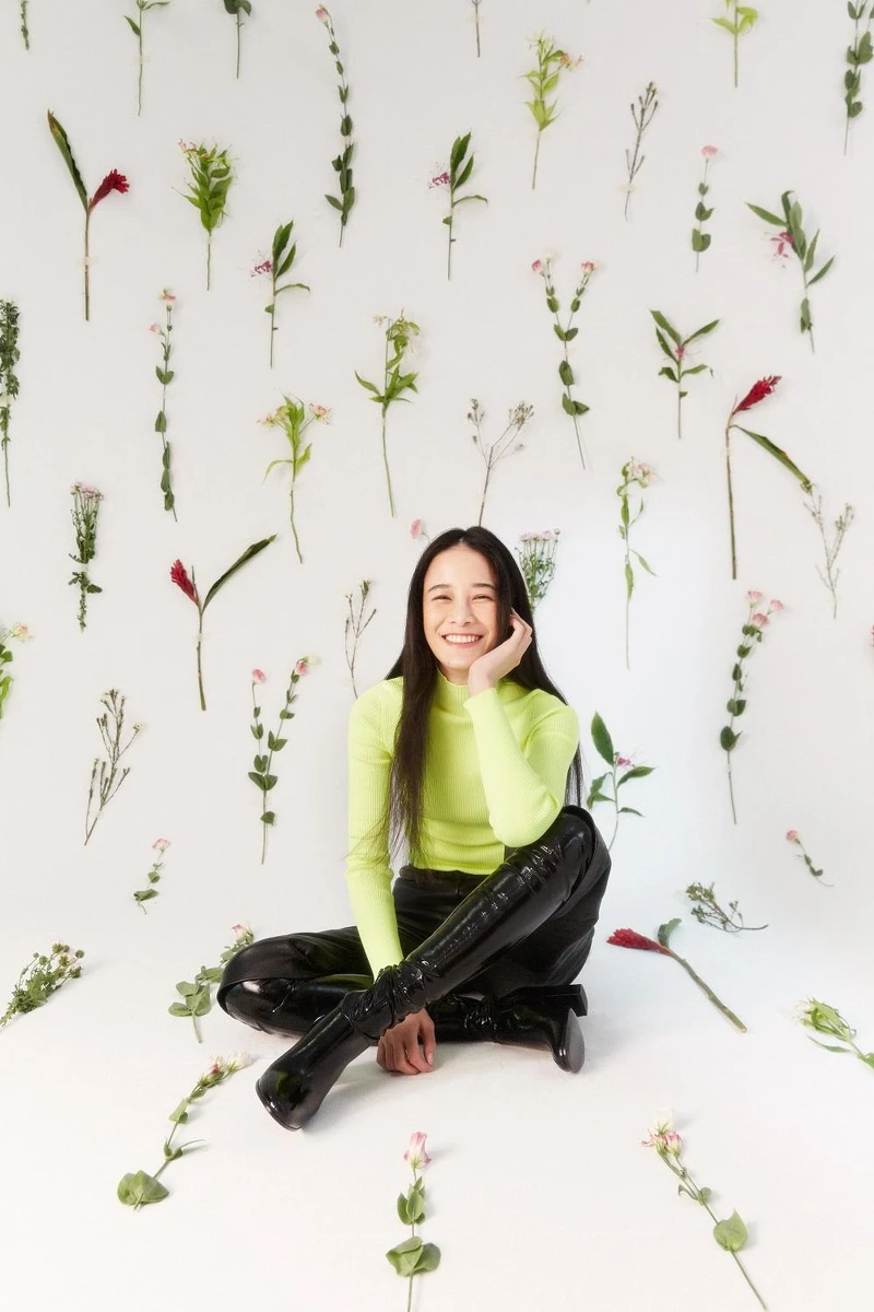 亮黃色針織上衣、皮革七分皮褲、漆亮皮過膝長靴，all by Maje。