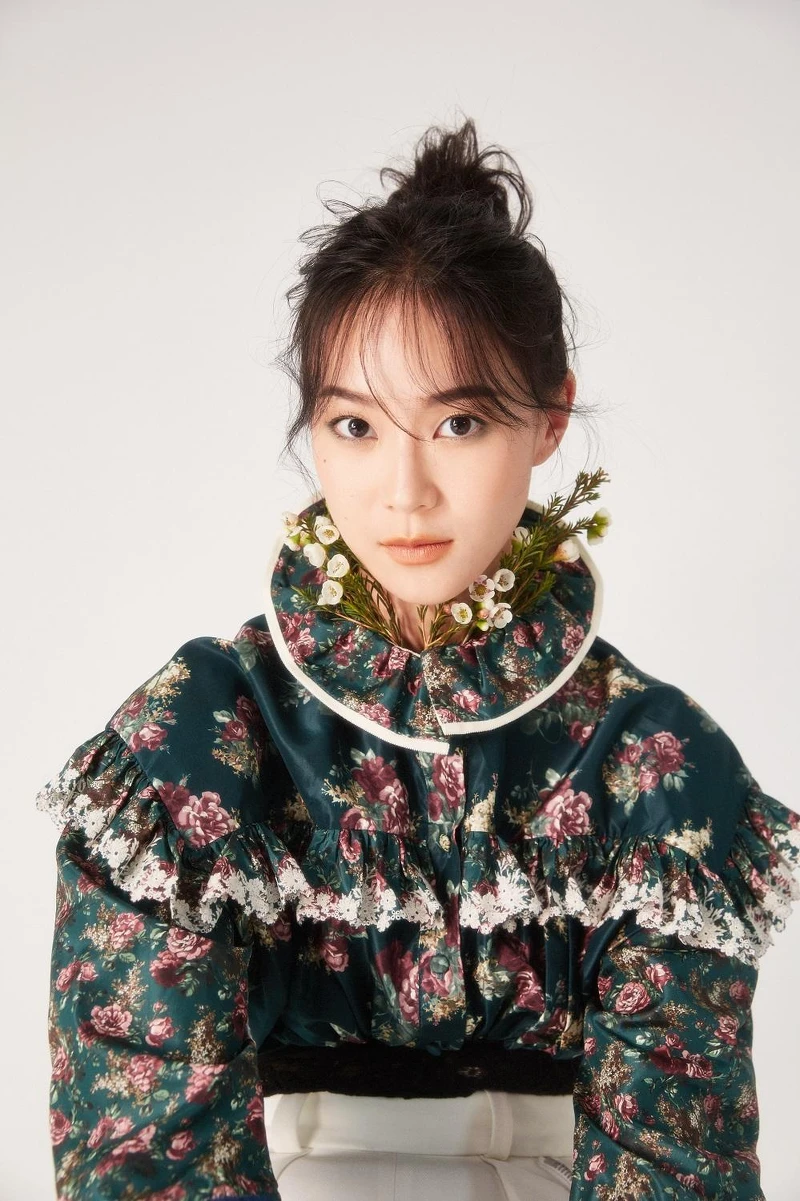 白色拉鍊裝飾長褲、印花上衣、皮鞋,all by Louis Vuitton。 白色拉鍊裝飾長褲、印花上衣、皮鞋,all by Louis Vuitton。