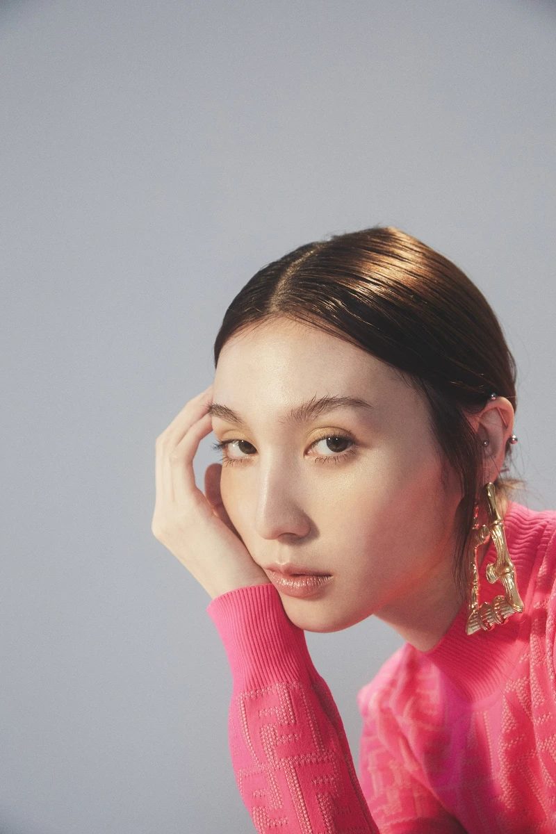 金色雕刻細節雙F字母耳環、螢光粉紅洋裝,both by Fendi。 金色雕刻細節雙F字母耳環、螢光粉紅洋裝,both by Fendi。