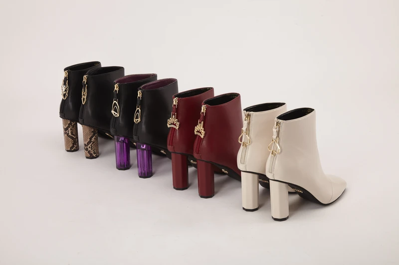 誠品生活武昌店|Grace Gift|迪士尼黑魔女粗跟短靴|推薦價1,780元。 誠品生活武昌店|Grace Gift|迪士尼黑魔女粗跟短靴|推薦價1,780元。