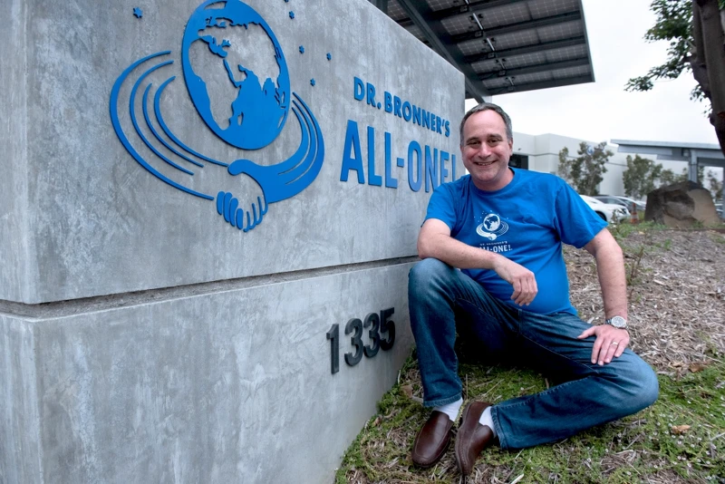 布朗博士品牌總裁麥克布朗(Michael Bronner)與哥哥大衛布朗致力於提倡許多社會和環境正義議題,並且帶領品牌獲得許多認證,如使用公平貿易原料、天然有機化妝品、OTCO美國奧勒岡州有機耕作認證等。 布朗博士品牌總裁麥克布朗(Michael Bronner)與哥哥大衛布朗致力於提倡許多社會和環境正義議題,並且帶領品牌獲得許多認證,如使用公平貿易原料、天然有機化妝品、OTCO美國奧勒岡州有機耕作認證等。