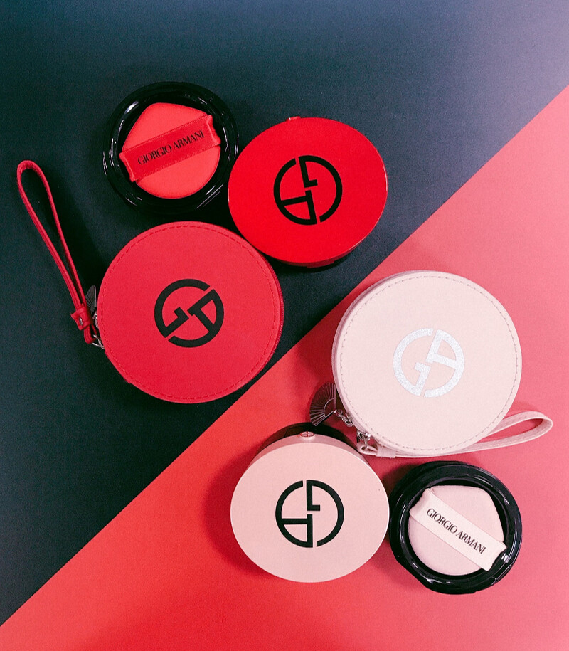 內含:亞曼尼訂製精華氣墊粉餅(盒+蕊) 乙個 +亞曼尼訂製精華氣墊粉餅 補充蕊 乙個 +限量亞曼尼迷你訂製小圓包 乙個 內含:亞曼尼訂製精華氣墊粉餅(盒+蕊) 乙個 +亞曼尼訂製精華氣墊粉餅 補充蕊 乙個 +限量亞曼尼迷你訂製小圓包 乙個