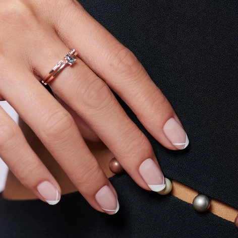 2019秋冬美甲趨勢「格紋、幾何」美甲範例。