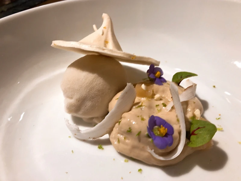 用釋迦泥製成的雪酪，配上薑汁鳳梨鮮奶油，同樣有清爽驚喜口感。