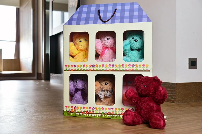 住房贈送裝有六隻限量馬卡龍色系泰迪熊小屋，市價值8000元！