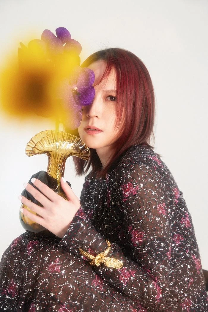 銀絲碎花洋裝、金色綁帶手鐲,all by Chloé 銀絲碎花洋裝、金色綁帶手鐲,all by Chloé