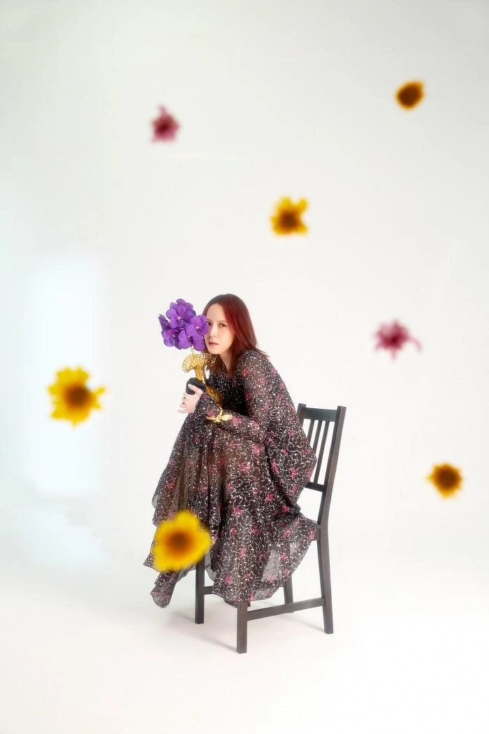 銀絲碎花洋裝、金色綁帶手鐲,all by Chloé ;黑色皮手套,JUNEYEN 銀絲碎花洋裝、金色綁帶手鐲,all by Chloé ;黑色皮手套,JUNEYEN