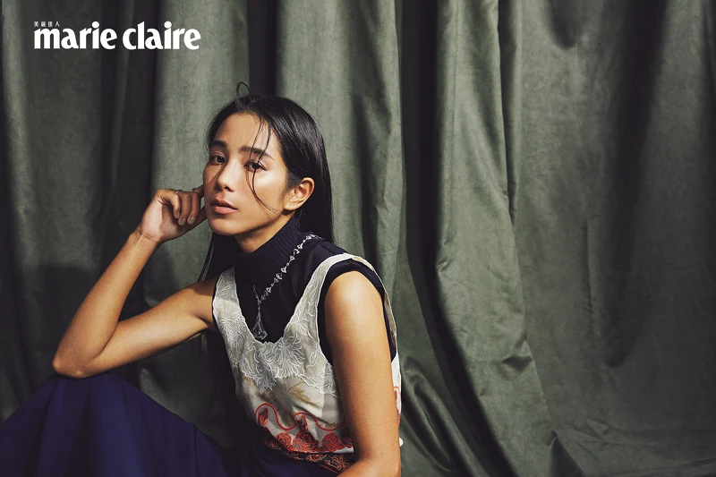 Diva系列墜鍊、手環、戒指，all by Bulgari ；藍色高領衫、圖紋拼接洋裝，both by Chloé