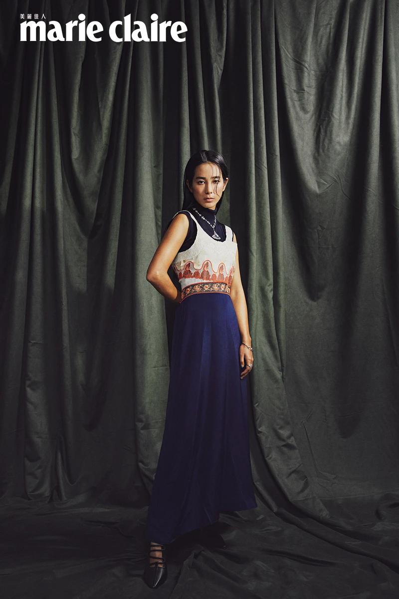 Diva系列墜鍊、手環、戒指，all by Bulgari ；藍色高領衫、圖紋拼接洋裝，both by Chloé