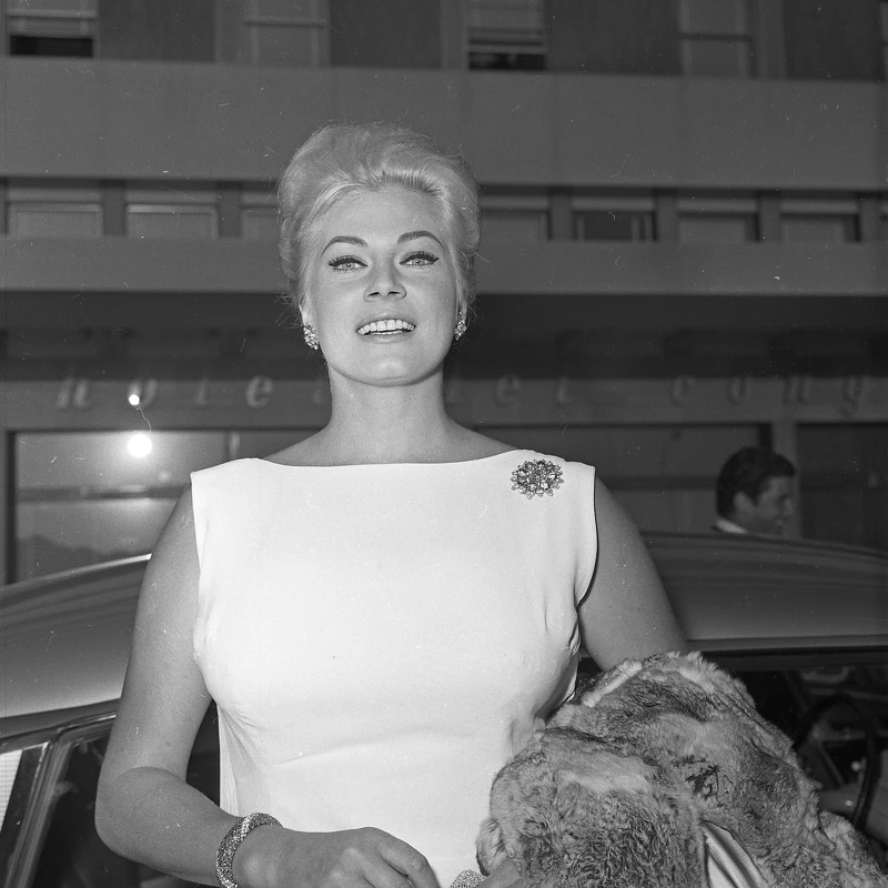 《生活的甜蜜》女主角安妮塔艾格寶配戴 BVLGARI Heritage 典藏系列藍寶石與鑽石胸針及耳環，出席當時的社交宴會