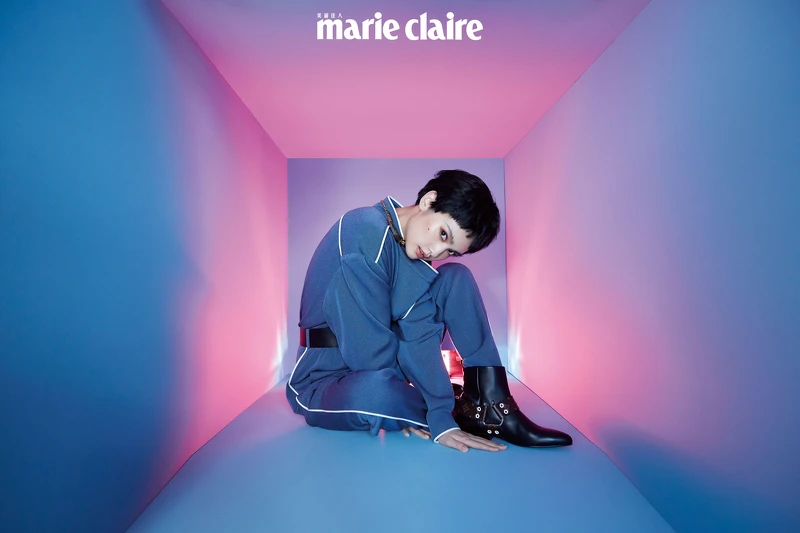 連身褲、Monogram 造型項鍊、拼接皮靴,all by Louis Vuitton。 連身褲、Monogram 造型項鍊、拼接皮靴,all by Louis Vuitton。