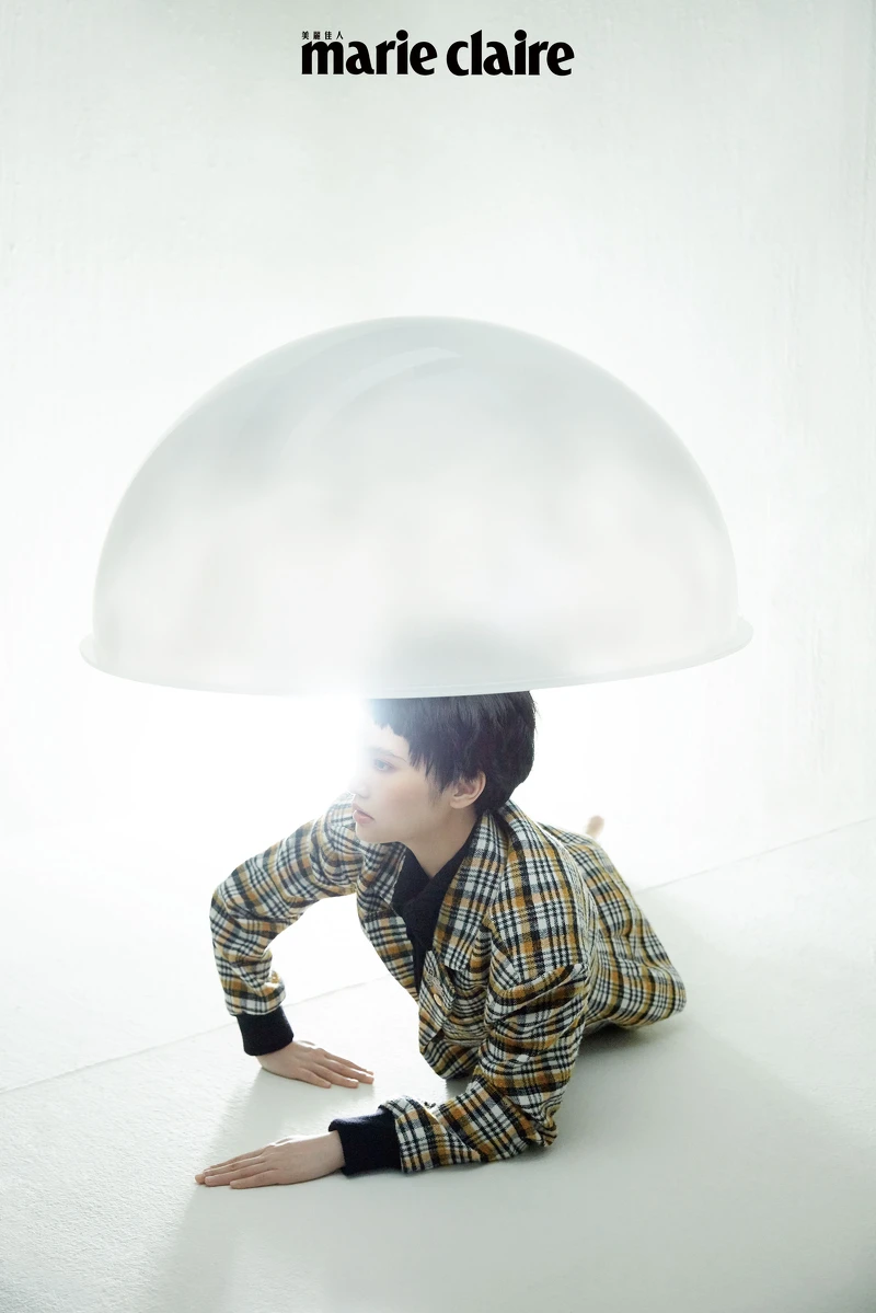 針織上衣、格紋毛呢外套,both by Louis Vuitton。 針織上衣、格紋毛呢外套,both by Louis Vuitton。