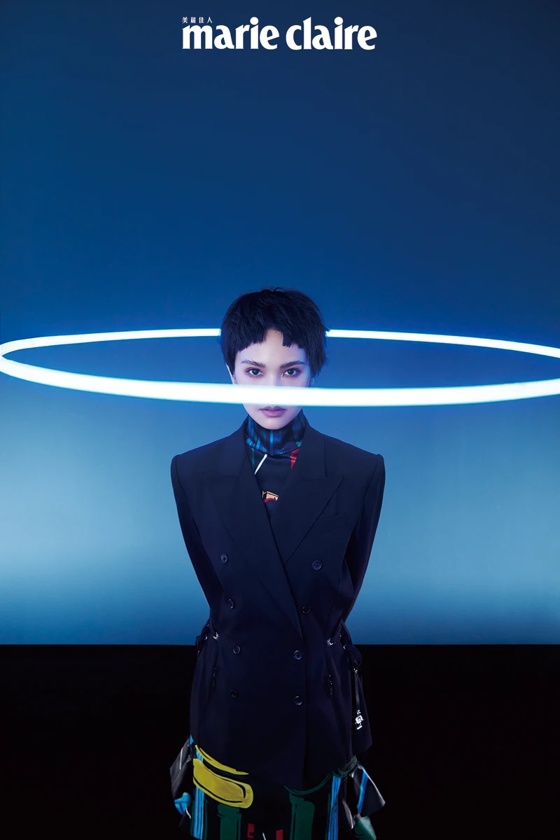 圖騰高領上衣、圖騰皮革裙、黑色西裝外套,all by Louis Vuitton。 圖騰高領上衣、圖騰皮革裙、黑色西裝外套,all by Louis Vuitton。