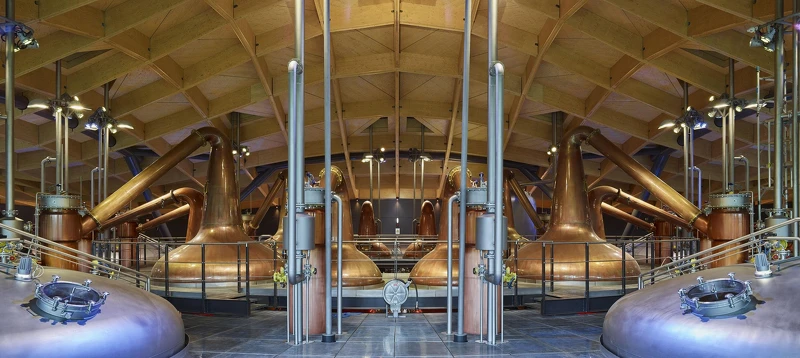 麥卡倫新酒廠 蒸餾器如藝術品般排列以及宏偉的木造屋頂內部