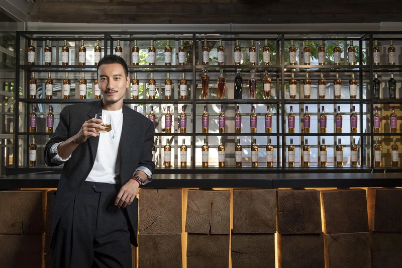 風格嘉賓王陽明於M Bar品飲現場販售的麥卡倫佳釀 