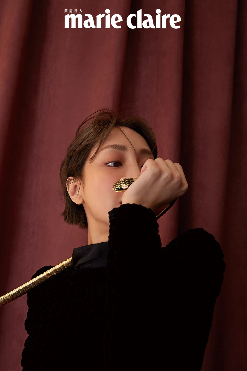 黑絲絨上衣,Saint Laurent;Serpenti 骨董珠寶腰帶,Bulgari。 黑絲絨上衣,Saint Laurent;Serpenti 骨董珠寶腰帶,Bulgari。