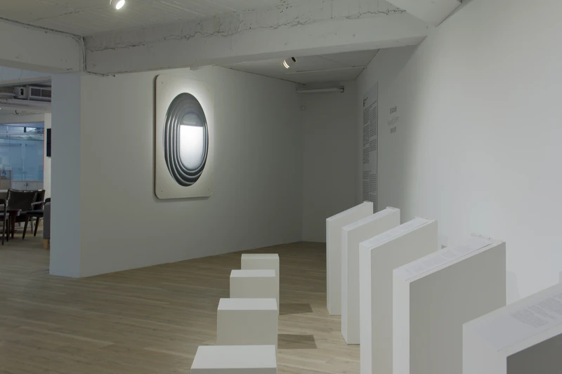 展場中放置與以色列士兵的訪問稿,如墓碑般的桌椅設計,回應著他們在療養機構裡受的孤立與壓迫。 展場中放置與以色列士兵的訪問稿,如墓碑般的桌椅設計,回應著他們在療養機構裡受的孤立與壓迫。