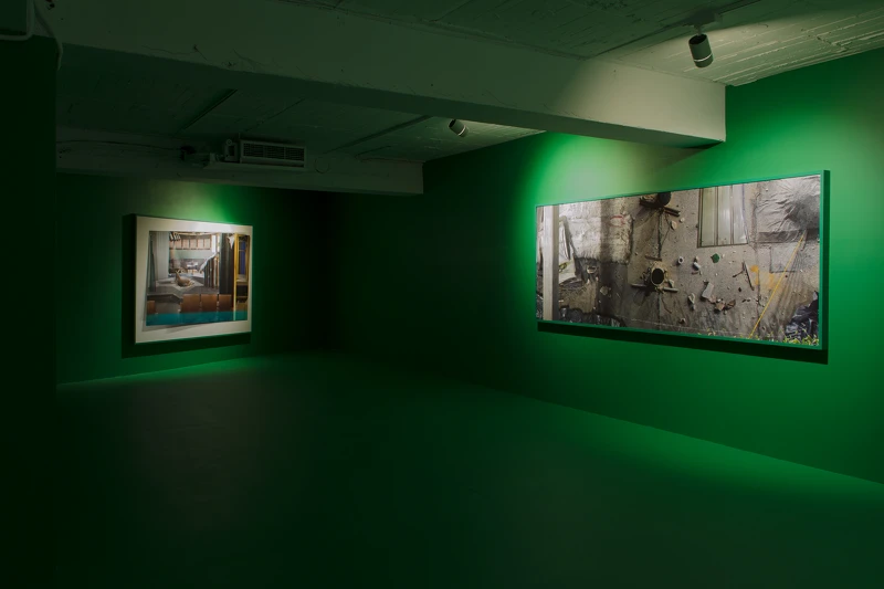 漆成綠色的展區,源自一名戰俘的自述,說自己的生活在這些經歷之後,常處在空洞感中,像活在綠幕的模擬情境,無法感受真實感。 漆成綠色的展區,源自一名戰俘的自述,說自己的生活在這些經歷之後,常處在空洞感中,像活在綠幕的模擬情境,無法感受真實感。