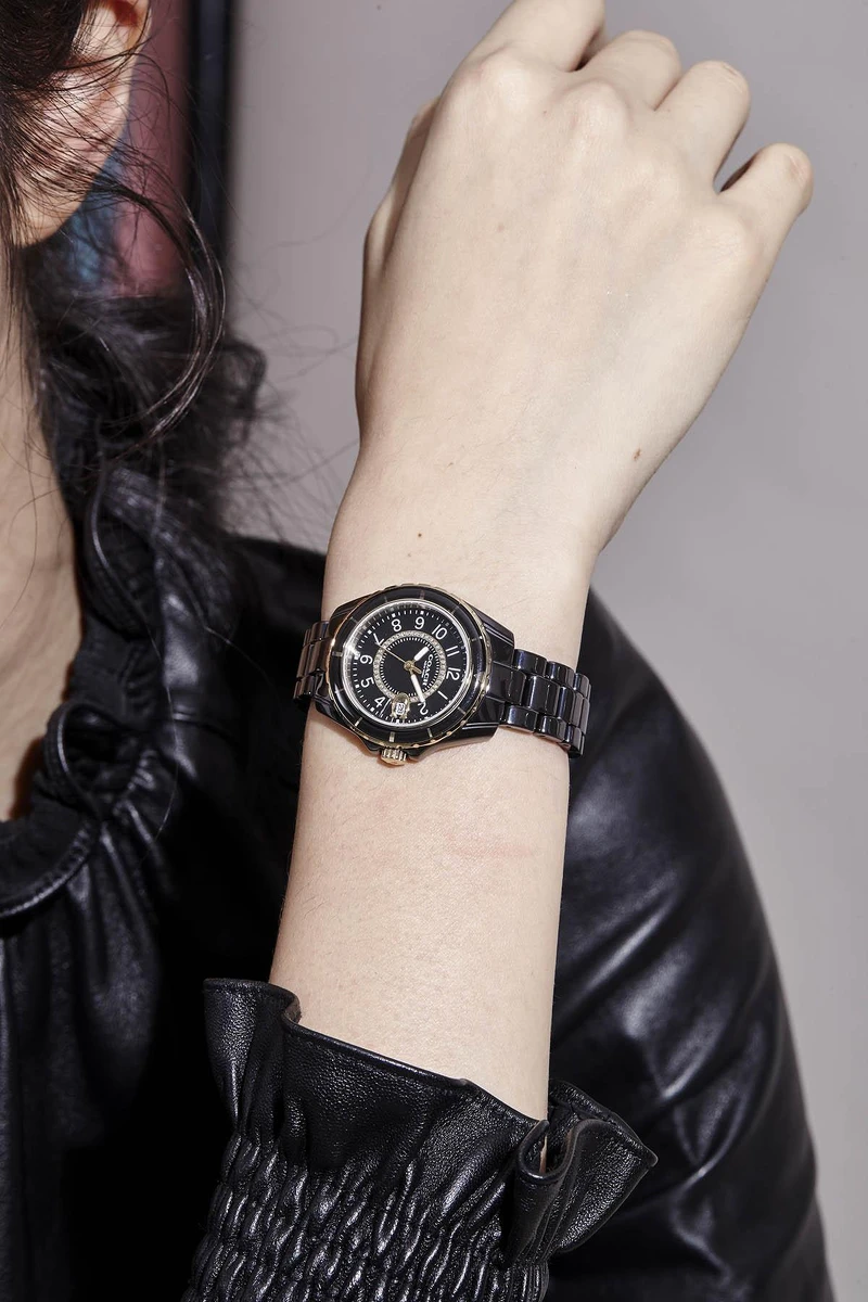 Preston系列黑色陶瓷鍊帶腕錶,NT11,800。 Preston系列黑色陶瓷鍊帶腕錶,NT11,800。