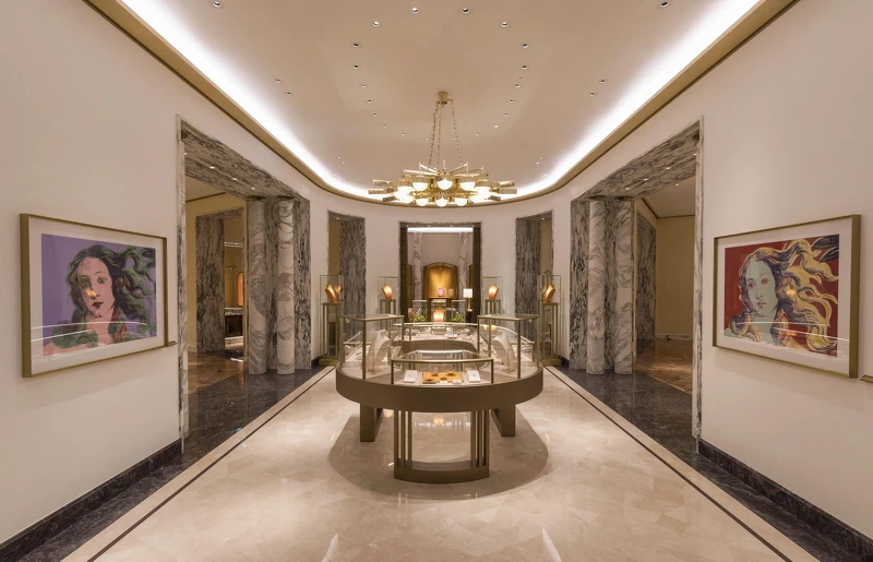 中央展區迎來橢圓展示櫃,與天花板上的Pavone水晶燈輝映牆上普普藝術大師Andy Warhol 畫作,彷若置身寶格麗藝廊 中央展區迎來橢圓展示櫃,與天花板上的Pavone水晶燈輝映牆上普普藝術大師Andy Warhol 畫作,彷若置身寶格麗藝廊