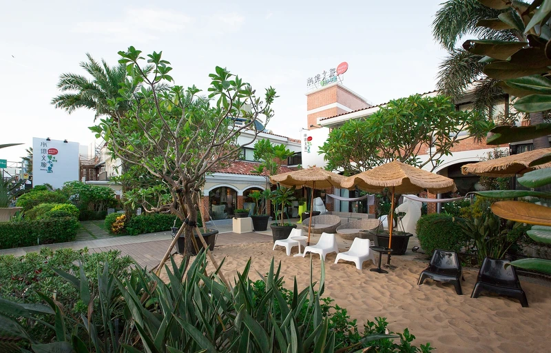 承億文旅墾丁雅客小半島 門口面臨墾丁大街,地點位置優越 承億文旅墾丁雅客小半島 門口面臨墾丁大街,地點位置優越