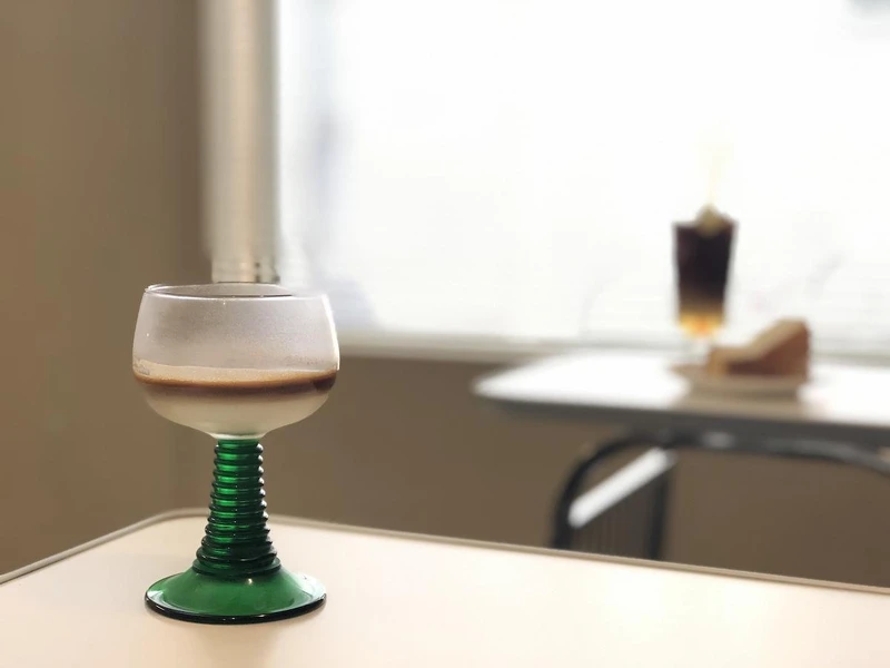 盛裝溫拿鐵的器皿,也是店裡美好的風景之一。 盛裝溫拿鐵的器皿,也是店裡美好的風景之一。