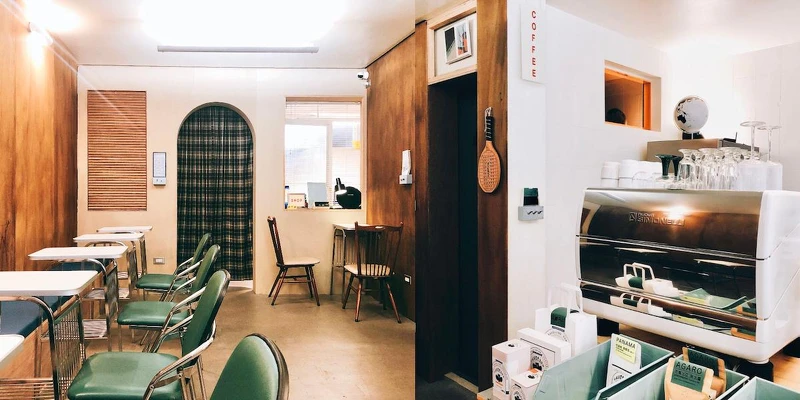 拱門選擇的格紋窗簾,溫馨親切;復古的開關裝置、還有許多主理人喜愛的物件,空間裡藏著許多美好小細節… 拱門選擇的格紋窗簾,溫馨親切;復古的開關裝置、還有許多主理人喜愛的物件,空間裡藏著許多美好小細節…