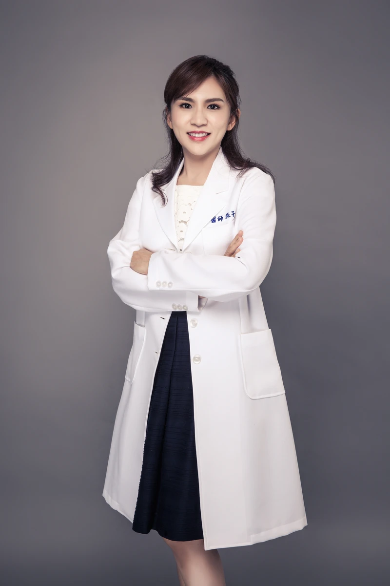 知名整形外科張子倩醫師說明，電波拉皮新式環迴震動模式，可提高療程舒適度，加上新式探頭可將療程時間縮短25%，鳳凰電波的智慧能量優化技術，可以針對每個人、每吋肌膚的狀態，給予較精準的最佳能量，大幅提升治療效能！