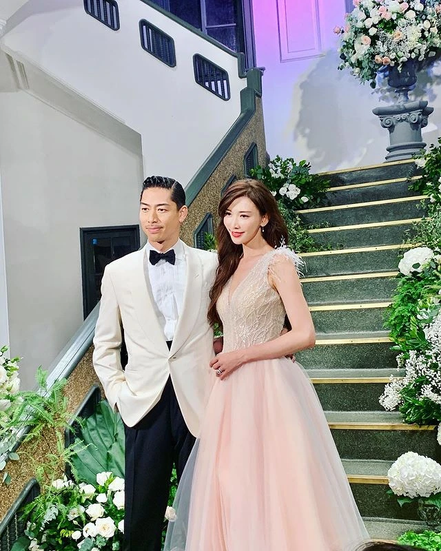 志玲姊姊婚禮換上蘇菲雅特別訂製的羽毛小禮服，根本是童話故事走出來的公主！