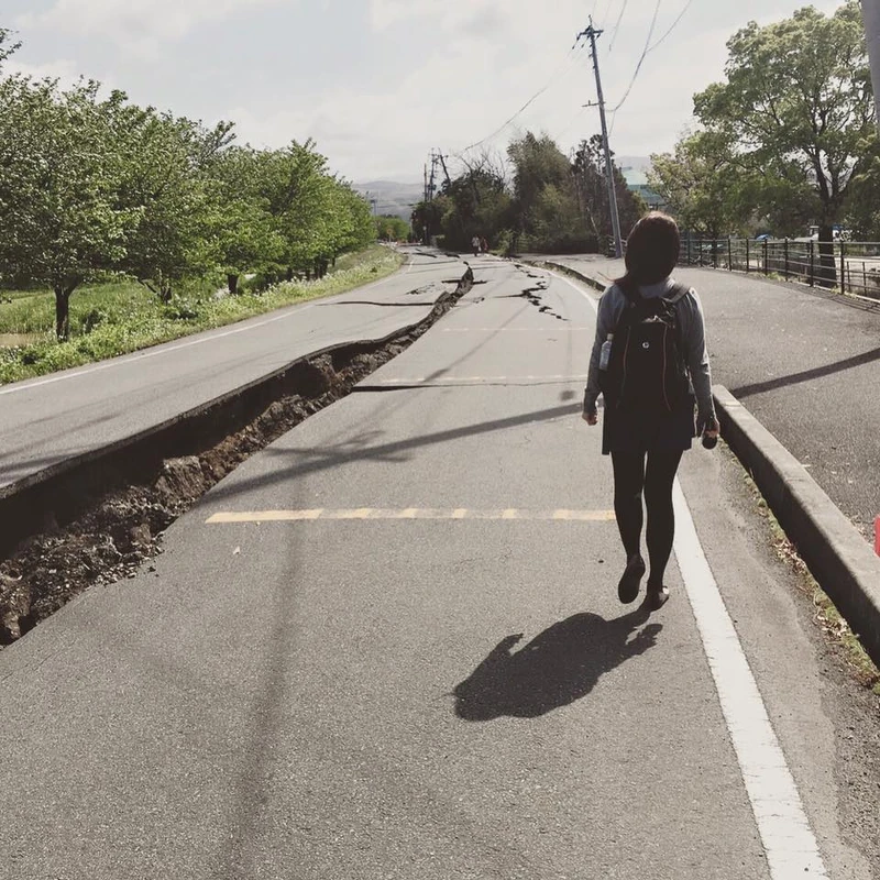 熊本益城町屋倒樹塌,柏油路也因為地震而裂開,我跟攝影記者兩人只能以徒步方式採訪 熊本益城町屋倒樹塌,柏油路也因為地震而裂開,我跟攝影記者兩人只能以徒步方式採訪