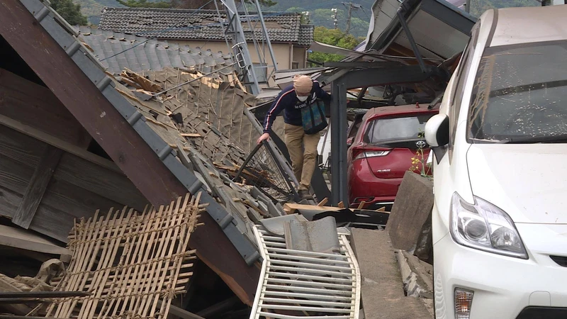 熊本益城町滿目瘡痍,居民冒險進家門找回值錢的財物 熊本益城町滿目瘡痍,居民冒險進家門找回值錢的財物