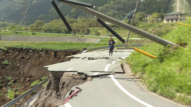 前往阿蘇火山區的路上看到山路斷裂的景象,立即不顧危險下車連線 前往阿蘇火山區的路上看到山路斷裂的景象,立即不顧危險下車連線