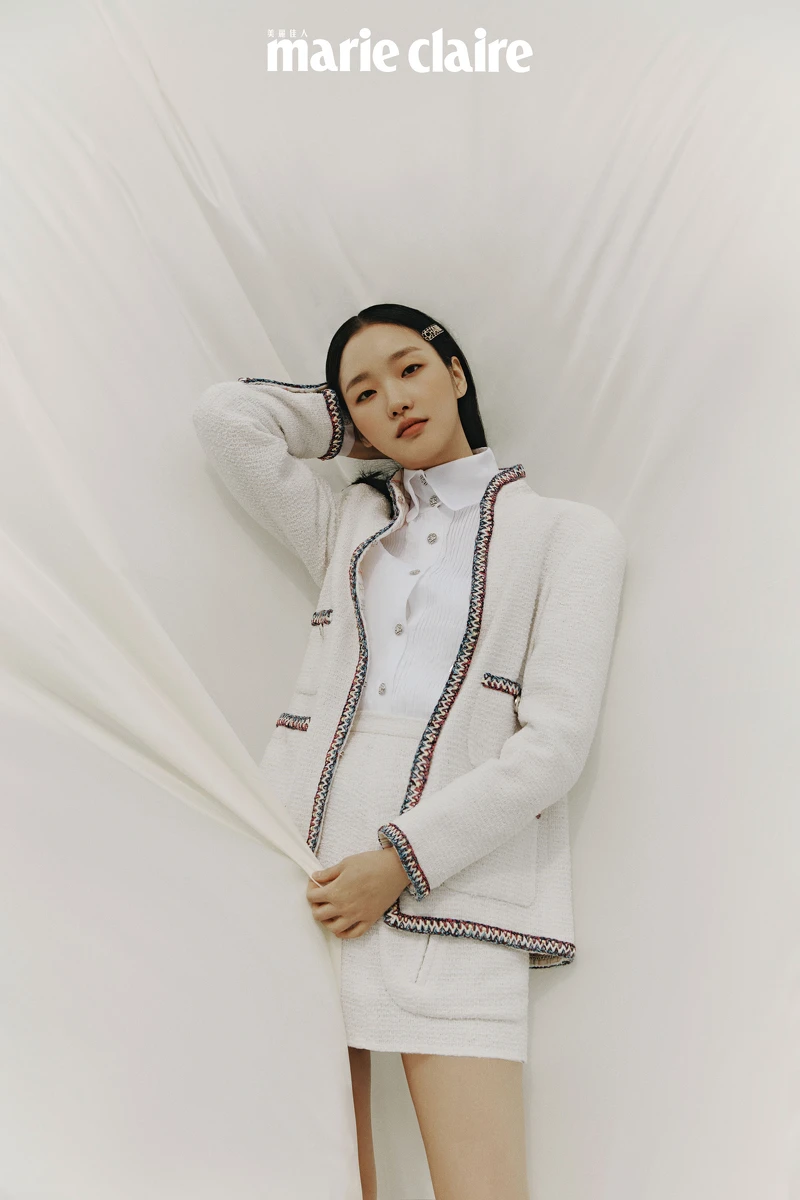 白色褶飾襯衫、斜紋軟呢外套、斜紋軟呢短裙、雙色粗跟鞋、Logo 髮夾、Coco Crush 戒指兩只，all by Chanel。