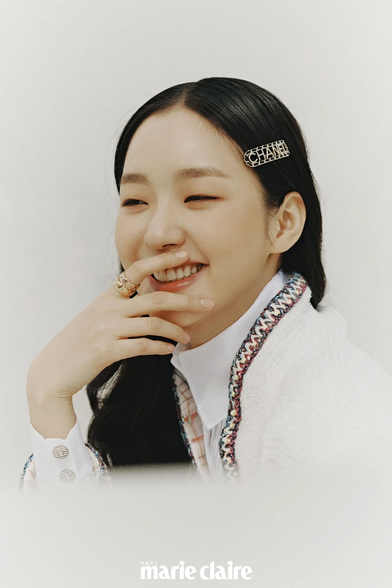 白色褶飾襯衫、斜紋軟呢外套、斜紋軟呢短裙、雙色粗跟鞋、Logo 髮夾、Coco Crush 戒指兩只，all by Chanel。