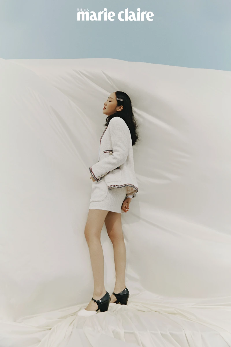 白色褶飾襯衫、斜紋軟呢外套、斜紋軟呢短裙、雙色粗跟鞋、Logo 髮夾、Coco Crush 戒指兩只，all by Chanel。