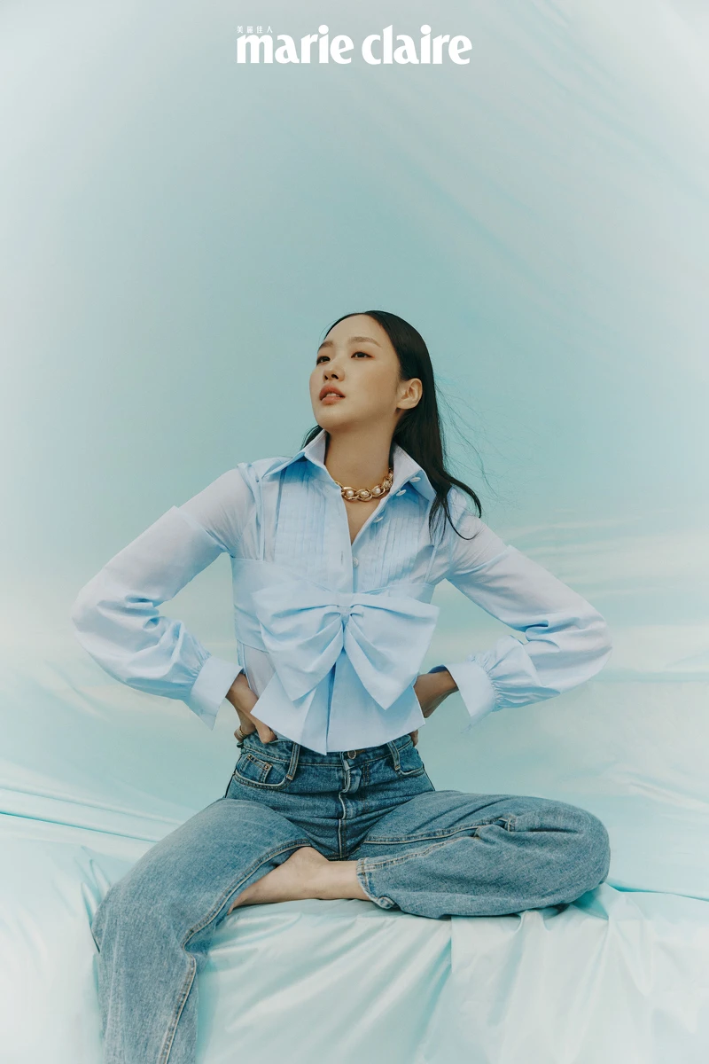 淡紫色褶飾襯衫、蝴蝶結短背心、珍珠造型項鍊，all by Chanel；丹寧褲為私人提供。