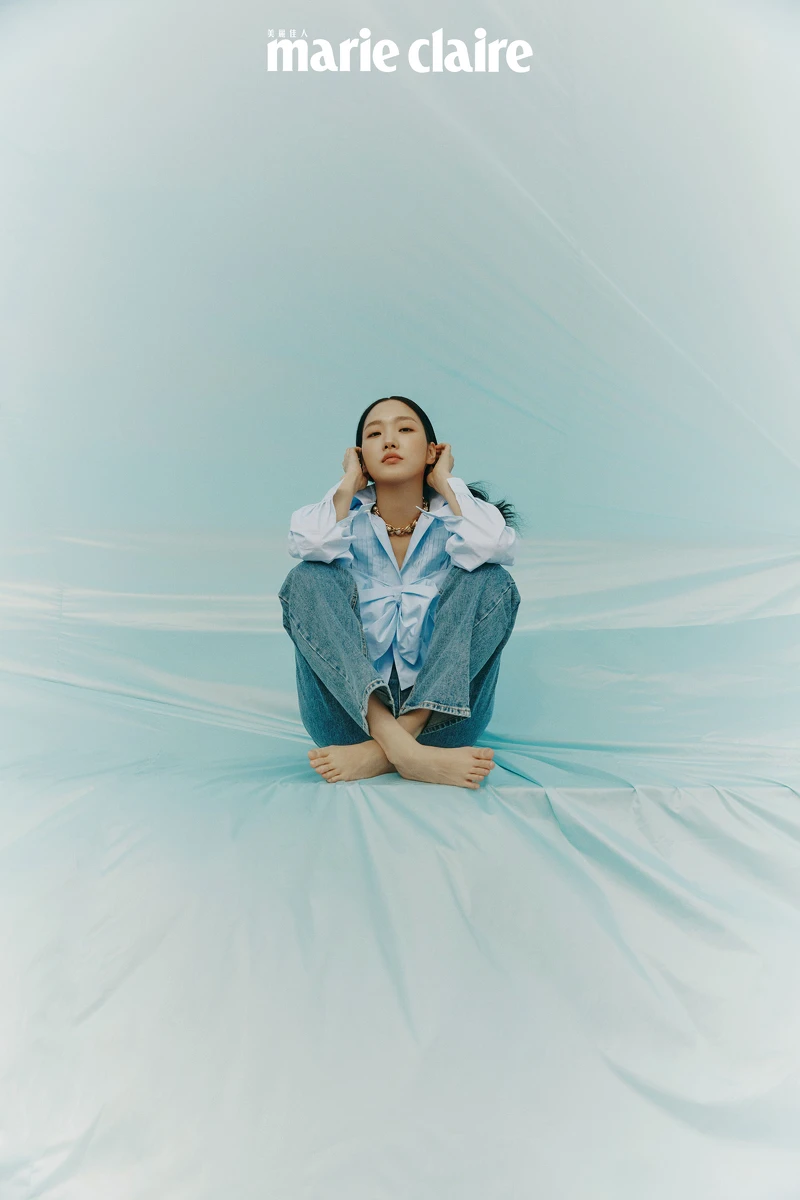 淡紫色褶飾襯衫、蝴蝶結短背心、珍珠造型項鍊，all by Chanel；丹寧褲為私人提供。