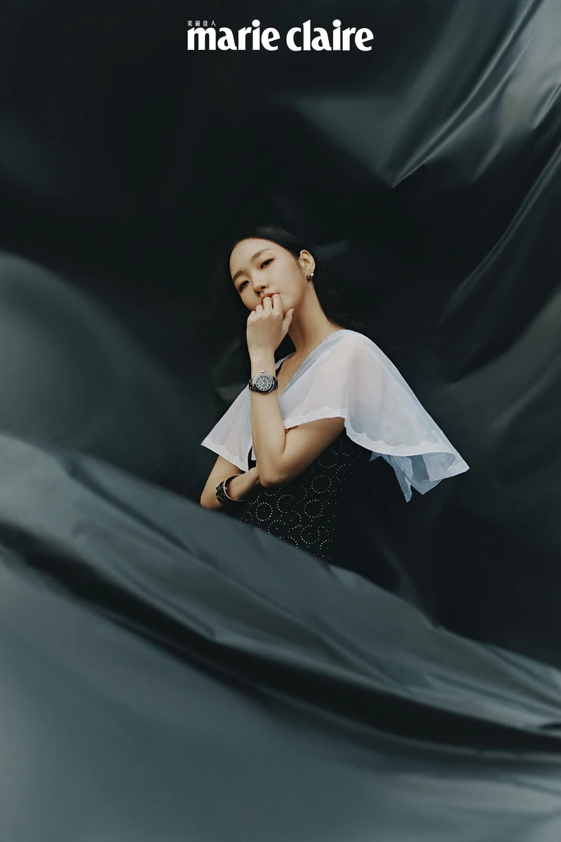 雙色長洋裝、菱格紋寬版手鐲、Coco Crush 耳環、黑色陶瓷J12腕錶，all by Chanel。