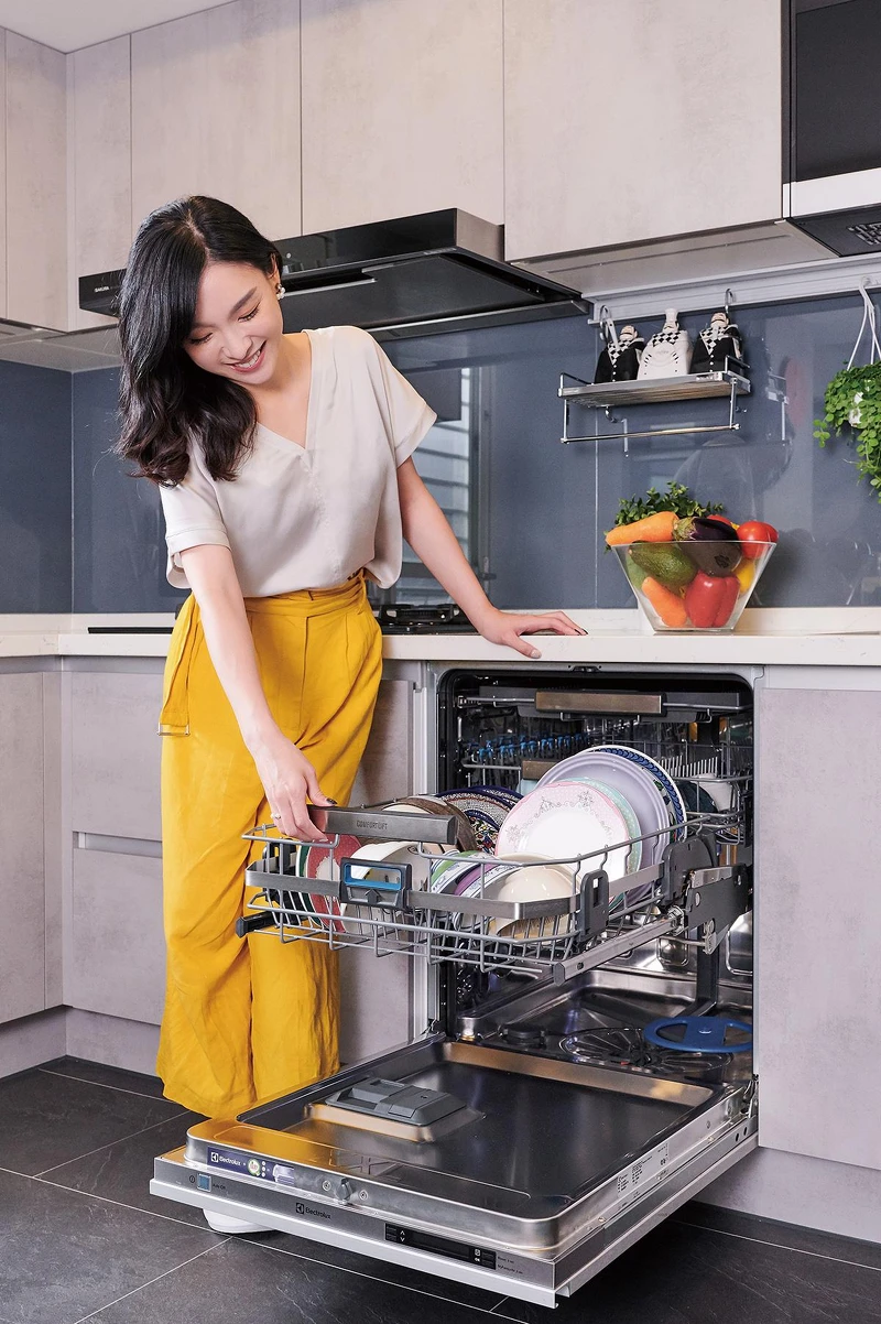 伊萊克斯ESL7845RA洗碗機獨家上拉式籃架設計，符合人體工學，擺放碗盤更加輕鬆不費力
